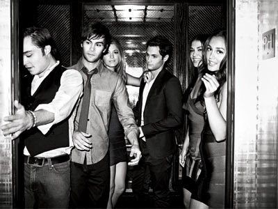 Gossip Girlin in the elevator Chuck Et Blair, Chuck E Blair, Vanessa Abrams, Gossip Girl Cast, Mode Gossip Girl, Lying Game, Dan Humphrey, Stile Blair Waldorf, Gossip Girl Aesthetic