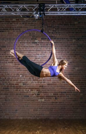 Aerial Hoop Moves, Lyra Hoop, Lyra Aerial, Aerial Gymnastics, Aerial Yoga Poses, Home Gym Setup, Pole Sport, Yoga Photoshoot, Dance Picture Poses