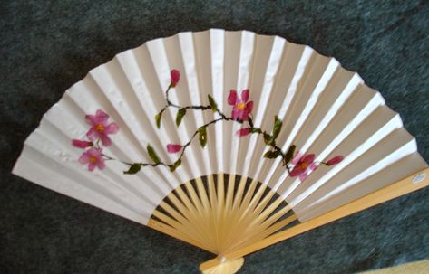 Fan Painting, Paper Hand Fans, Chinese Fans, Painted Fan, Useful Gifts, Chinese Paper, Paper Fan, Coloured Feathers, Paper Fans