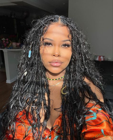 Bohieman Knotless Box Braids Hairstyles, Boho Locs Natural Hair, Layered Boho Locs, Fuschia Hair Black Women, Curly Boho Locs, Faux Locs With Curly Hair, Goddess Hairstyles For Black Women, Messy Boho Locs Black Women, Goddess Locs Black Women