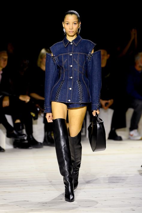 Denim Haute Couture Runway, Runway Inspired Outfits, Street Wear Haute Couture, Denim Runway Looks, Alexander Mcqueen 2024 Collection, Womens Runway Fashion, Haute Couture Streetwear, Runway Street Fashion, Cool Runway Outfits