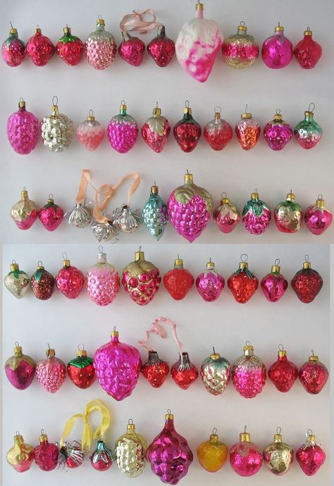 Maximalist Christmas Tree, Eclectic Christmas Decorations, Maximalist Christmas Decor, 70s Christmas Aesthetic, Funky Christmas Decor, Eclectic Christmas Tree, Anthropologie Christmas Tree, Bright Christmas Decor, Nostalgic Christmas Tree