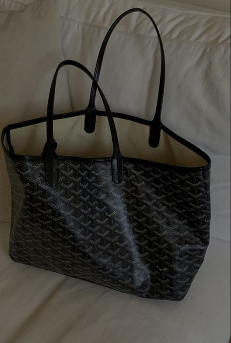 Big Handbags Aesthetic, Black Goyard Bag, Black Goyard Tote, Big Bag Outfit, Goyard Tote Outfit, Black Goyard, School Tote Bags, Designer Bags Black, Goyard Tote Bag