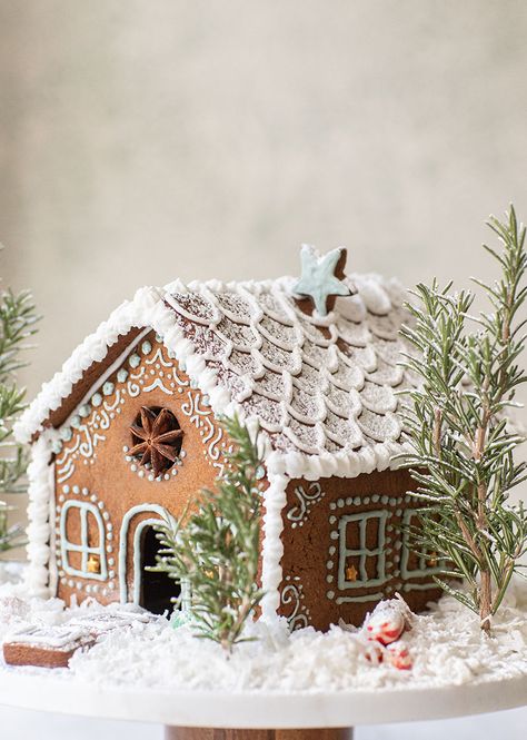 Easy Gingerbread House, Homemade Gingerbread House, Gingerbread House Ideas, Cool Gingerbread Houses, Gingerbread House Recipe, Gingerbread House Parties, Make A Gingerbread House, Gingerbread House Designs, Gingerbread House Cookies