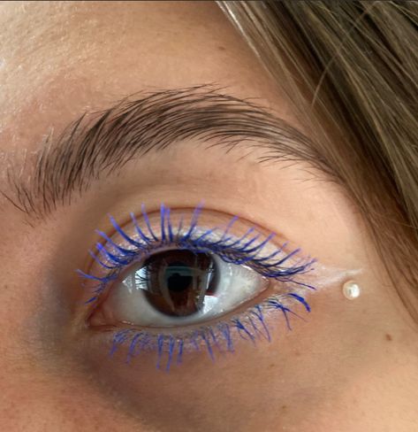 Blue lashes mascara make Up bleu ojos Blue Mascara Black Women, Blue Eyelashes Makeup, Blue Lashes Makeup, Blue Mascara Looks, Blue Mascara Makeup, Blue Eyelashes, Mascara Bleu, Blue Lashes, Silver Eyeliner