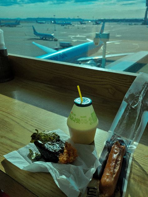 Banana milk, samgak kimbab, and sausage from 7-Eleven laid on the table, overlooking the tarmac. Korean Convenience Store Food, Korea Airport, Korean Convenience Store, Convenience Store Food, Korean Core, Seoul Airport, Korean Airport, Incheon South Korea, Korean Shop