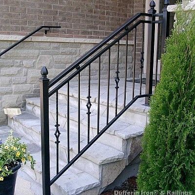 Front Balcony Design, Wrought Iron Railing Exterior, Garde Corps Metal, Wrought Iron Porch Railings, Iron Railings Outdoor, Exterior Stair Railing, Exterior Railings, Porch Railing Designs, Iron Balcony Railing