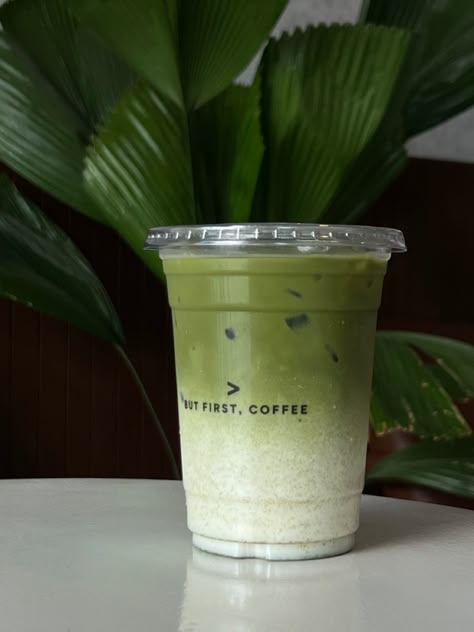 Matcha Drink Aesthetic, Matcha Cocktail, Fav Drink, Coffee Lattes, Starbucks Matcha, Matcha Lover, Matcha Cafe, Matcha Latte Recipe, Green Drink