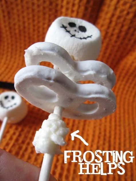 Cupcake Techniques, Birthday Skeleton, Skeleton Cupcakes, Baking Contest, Halloween Treats Easy, Easy Halloween Crafts, Skeleton Halloween, Halloween Desserts, Halloween Food For Party