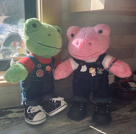 Bought some build-a-bear frogs with my best friend, totally recommed Friendship Frogs Build A Bear, Build A Bear Photoshoot, Build A Bear Frog Couple, Build A Bear Outfit Ideas, Matching Build A Bears Couple, Build A Bear Frog Names, Build A Bear Frog Outfits, Matching Build A Bears, Matching Stuffed Animals