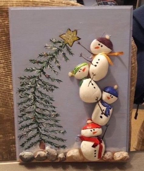 Diy Snowmen, Winter Rocks, Unusual Christmas Decorations, Snowmen Crafts, Christmas Pebble Art, Stone Projects, Pebble Art Family, Art Pierre, Door Swag