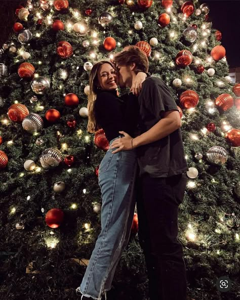 Couple Christmas Wallpaper, Christmas Pictures With Boyfriend, Cute Christmas Pictures For Couples, Christmas Pictures For Couples, Christmas Couple Outfits For Pictures, Christmas Tree Couple, Christmas Couple Poses, Christmas Couple Pictures Professional, Cute Couple Christmas Pictures