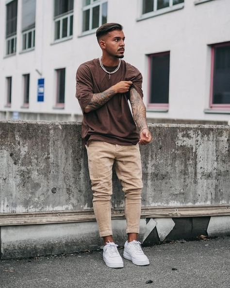 LUCA DE BRITO | MENSWEAR on Instagram: "Brown & beige ✌🏼🤎 Back with some casual stuff today - I hope you like this look 😎🫶🏼 ________ #casuallooks #casualstyle" All Brown Outfit Men, Brown Gilet Outfit, Brown Outfit Men, Canvas Shoes Outfit, Gilet Outfit, Outfits Beige, College Outfits Men, White Pants Men, Guys Fashion Casual