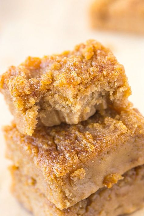 Healthy Four Ingredient Flourless Apple Pie Blondies recipe- A quick, easy and delicious recipe with 4 ingredients- NO white flour, white sugar, butter or oil! {vegan, gluten free, refined sugar free and paleo} Apple Blondies, Healthy Sweet Snacks, Blondies Recipe, Paleo Vegan, Apple Desserts, White Flour, Paleo Dessert, Healthy Sweets, Refined Sugar Free