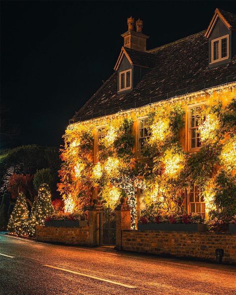 The Cotswolds 🏴󠁧󠁢󠁥󠁮󠁧󠁿 Here’s another... - Cotswolds Culture Cotswolds Christmas, Night Scenes, Cotswolds England, The Cotswolds, Night Scene, Christmas Christmas, Christmas Time, Switzerland, England