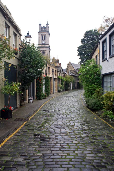 Circus Lane is arguably one of the most gorgeous corners in Edinburgh. This residential cobbled alley sits in the Stockbridge neighbourhood, a stone’s throw from the Sunday Stockbridge Market. Beautiful flowers fill the alley, making it the perfect Instagram spot even when the Scottish weather isn’t at its full potential! Click on the link to find out more about Circus Lane and other things to do in Edinburgh! #edinburgh #scotland #travel #streets #buildings #wanderlust #alley #exploring #uk Edinburgh New Town, Edinburgh Lifestyle, Background Studies, Edinburgh Street, Edinburgh Flat, Scotland Street, Edinburgh Scotland Travel, Stockbridge Edinburgh, Things To Do In Edinburgh