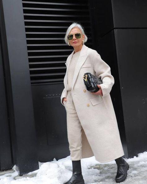 6 Fresh Sweater Outfits I Spotted in the Last 14 Days | Who What Wear Grace Ghanem, Styling Sweatpants, Montreal Winter, Grece Ghanem, Corporate Girl, Cozy Wear, Winter Whites, Sweatpants Outfit, Casual Chique