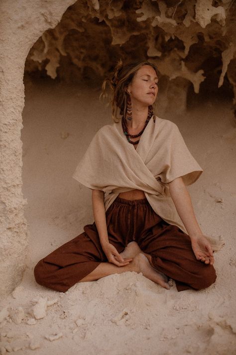 Natural Fabric Outfit, Holistic Fashion, Desert Woman, How To Choose Sunglasses, Hippie Outfit Inspo, New Era Outfit, Desert Clothing, Desert Outfit, Earth Fashion