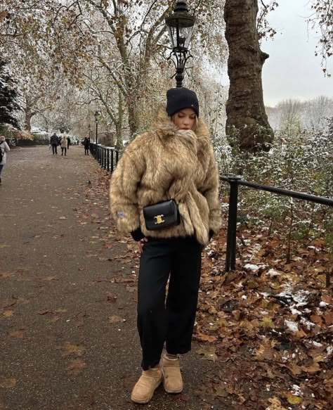 Outfit Nieve, Mini Skirt Outfit Winter, Faux Fur Coats Outfit, Looks Adidas, Winter Outfits Ideas, Fur Outfit, 00s Mode, Stile Blair Waldorf, Adrette Outfits