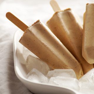 Banana Ice Pop Recipes, Banana Peanut Butter Popsicles, Creamy Popsicle Recipes, Easy Banana Ice Cream, Peanut Butter Popsicles, Banana Popsicle Recipes, Healthy Ice Pops, Yogurt Popsicle Recipes, Frozen Yogurt Popsicles