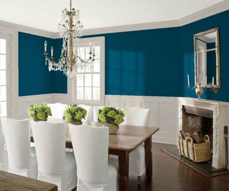 Hidden Sapphire CSP-690 is an Aura Color Stories color. These colors accentuate different undertones as your room lighting changes and are mixed in Benjamin Moore's highly durable and long lasting Aura premium paint. Choose this saturated blue with a hint of teal to create a rich look for any room. Walls: Hidden Sapphire CSP-690 Trim & Wainscoting: Himalayan Trek 1542 Ceiling: White Dove OC-17 #bluepaint #richblue #benjaminmoore Dining Room Navy, Red Dining Room, White Wainscoting, Color Combinations Paint, Hale Navy, Navy Blue Walls, Dining Room Paint, Dining Room Blue, Dining Room Remodel