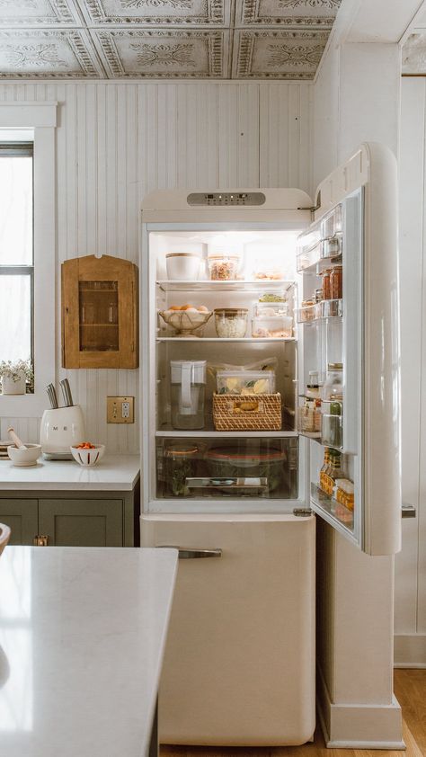 Smeg Fridge Kitchen, Smeg White, Smeg Kitchen Appliances, Fridge Restock, Tiny Cottage Kitchen, Smeg Refrigerator, Refrigerator Ideas, Smeg Kitchen, Smeg Fridge