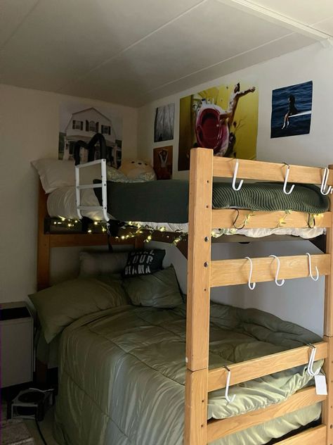 Bunk Bed Room Ideas Teen, Bottom Bunk Bed Decorating Ideas, Top Bunk Ideas, Bunk Bedroom Aesthetic, Bunk Bed Aesthetic, Aesthetic Bunk Bed, Room Ideas Bunk Beds, Bunk Bed Room Ideas, Dorm Bunk Beds