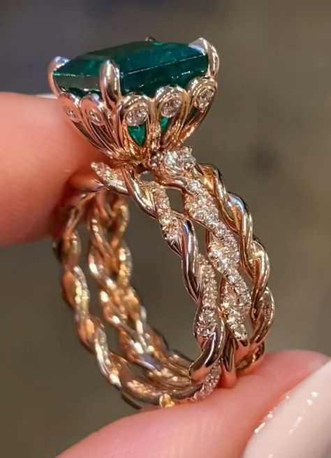 Unique Jwellary, Ad Rings, Unique Gold Rings, Neck Pieces Jewelry, Ring Inspiration, Emerald Wedding Rings, Pretty Jewelry Necklaces, Engagement Ring Inspiration, Nails Salon