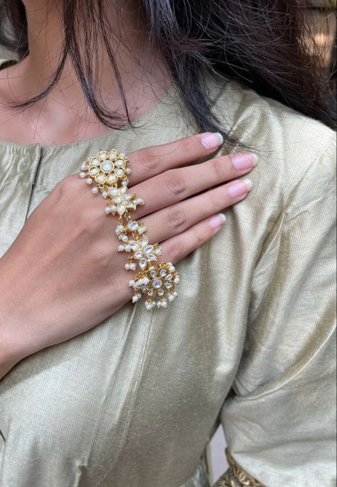 Flat Rings, Kundan Ring, Beautiful Wedding Jewelry, Jewelry Rings Unique, Wedding Jewelery, Indian Rings, Full Finger Rings, Bridal Jewellery Design, Pakistani Fancy Dresses