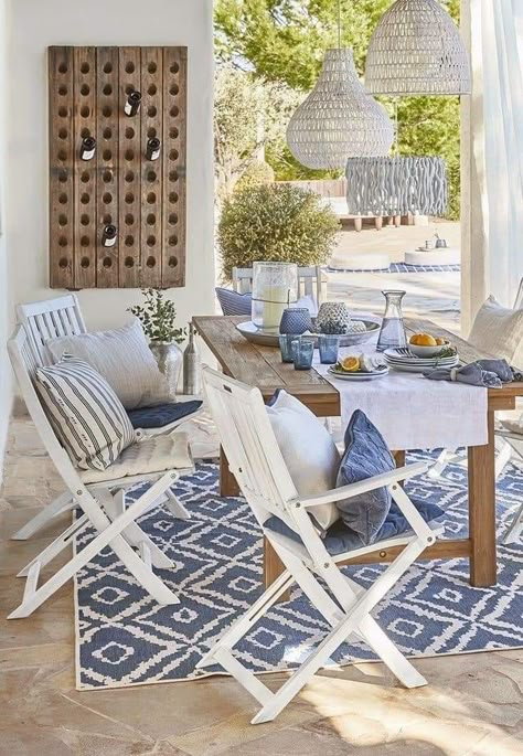 Outdoor Balcony Furniture, Design Per Patio, Blue And White Decor, Balkon Decor, Beach House Style, Balcony Furniture, Beach House Interior, Style Deco, Style At Home