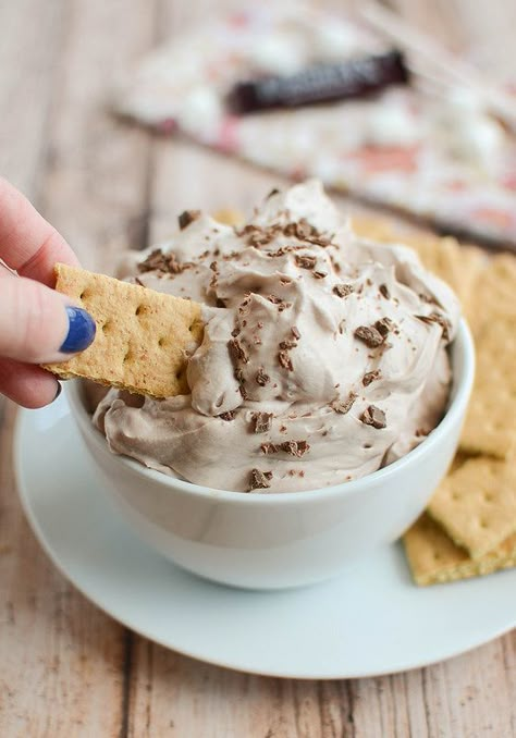 S'mores Fluff - a deliciously creamy dip that's perfect or dipping graham crackers or fresh fruit! Marshmallow Fluff Recipes, Dessert Dip Recipes, Fluff Recipe, Fluff Desserts, Sweet Dips, Creamy Dip, Marshmallow Creme, Dessert Dips, Oreo Dessert