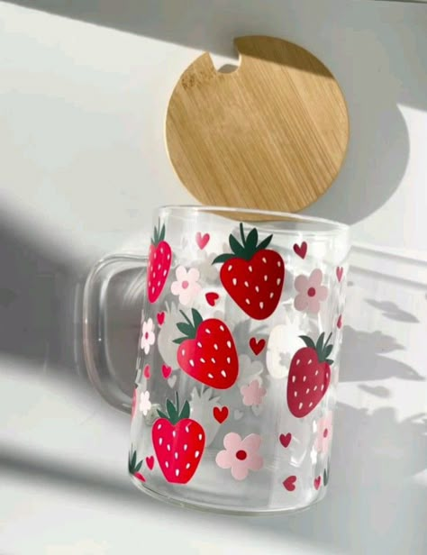 Cute Painted Glasses, Glass Mug Design Ideas, Cute Painted Cups, Cup Painting Designs Mug Ideas, Painted Wine Glasses Strawberries, Wine Glasses Decorating Ideas, Strawberry Painted Wine Glasses, Strawberry Glass Painting, Painting Glass Mugs