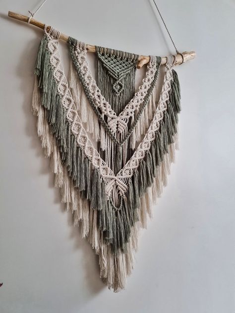 Macrame Wall Hanging Ideas, Handmade Wall Hangings, Wall Macrame, Art Macramé, Macrame Wall Hanging Tutorial, Boho Macrame Wall Hanging, Macrame Inspiration, Macrame Home Decor, Makramee Diy