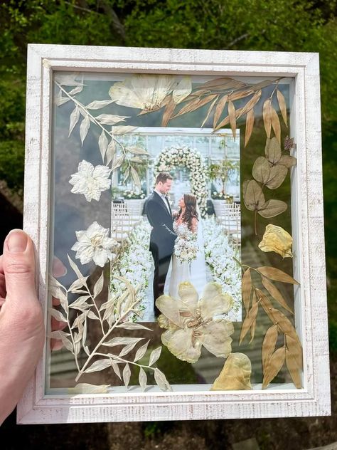 Wedding Preservation Ideas, Flower Bouquet Pictures, Floating Feather, Gift Frames, Framed Flowers, Pressed Flowers Diy, Dried Flowers Diy, Wedding Shadow Box, Wedding Memory Box