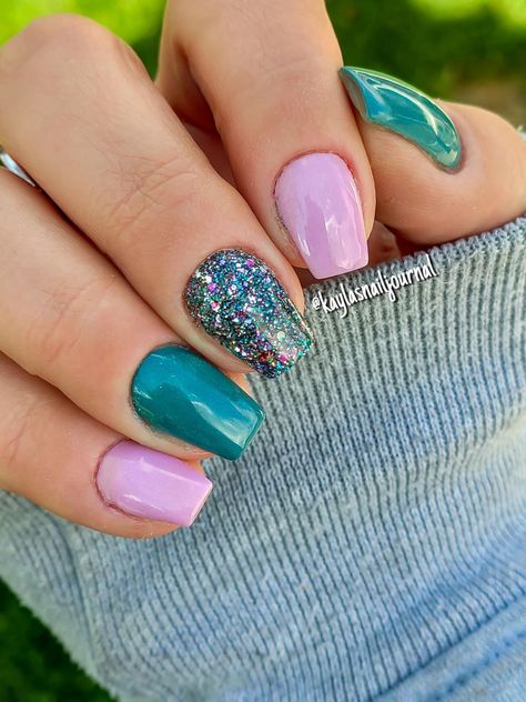 Disney Dipped Nails Ideas, Multicolor Dip Powder Nails, Pink And Teal Nails Design, Summer Dip Nails Colors, Teal And Pink Nails, Pink And Teal Nails, April Nails Ideas, Teal Nail Designs, Sns Nails Colors