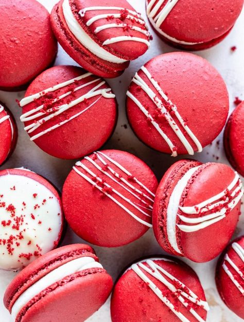 Christmas Macaron Recipe, Red Macarons, Pies And Tacos, Red Velvet Macarons, Macaron Template, Baking Journal, How To Make Macarons, Macaron Flavors, Red Cake