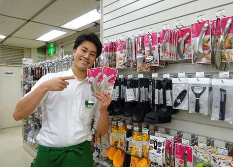 Japanese products have world-class popularity and are both convenient, and easy to use. Tokyu Hands in Shibuya has 24 departments and the selection of products is second to none. LIVE JAPAN has invited Mr. Kamiguri, a clerk from the Shibuya branch’s kitchenware department, to help showcase ten items designed to make everyday living just a bit more convenient.   We’re certain you’ll get the urge to buy more than a few of these imaginative items, and remember: If you spend over 5,000 yen, you’re e Japan Gadgets, Things To Buy In Japan, Japanese Products, Japanese Kitchen Gadgets, Tokyu Hands, Traditional Japanese Kitchen, Weird Kitchen Gadgets, Japan Kitchen, Japan Honeymoon