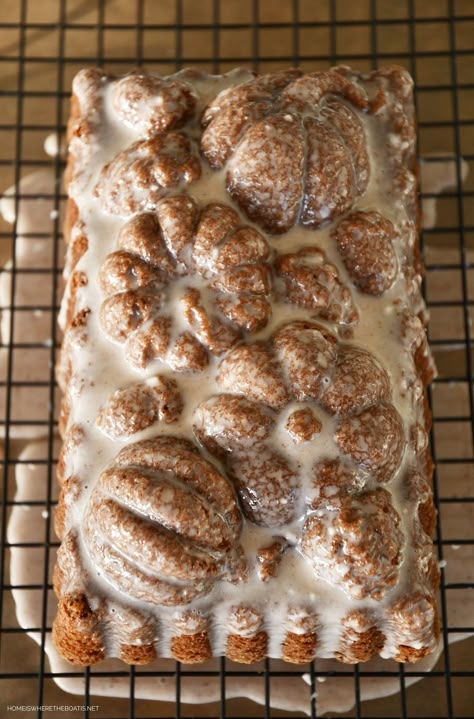 Spiced Pumpkin Loaf Cake with Maple Glaze #fall #pumpkin #loaf #cake #maple #breakfast #treat #pumpkinspice #recipe ©homeiswheretheboatis.net Pumpkin Loaf Cake, Spice Desserts, Tea Breads, Maple Breakfast, Pumpkin Spice Desserts, Desserts Fall, New Year Recipes, Pumpkin Loaf, Loaf Cake Recipes