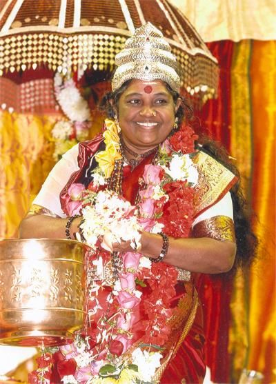 Amma Mata Amritanandamayi, Inspiring Pictures, Heart Knot, Ascended Masters, Divine Mother, Spiritual Teachers, Incredible India, Inspirational Pictures, Love And Light