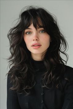 Elegant Long Layered Haircuts to Enhance Straight Hair V Shaped Layered Hair, Pelo Ondulado Natural, Black Wavy Hair, Wavy Bob Haircuts, Side Bangs Hairstyles, Wavy Haircuts, Haircuts For Wavy Hair, Long Layered Haircuts, Long Hair With Bangs