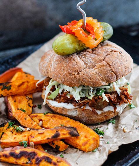 BBQ Pulled Porkless Burger Jackfruit Burger, Bbq Pulled Jackfruit, Pulled Jackfruit, Vegan Burger Recipe, Pulled Pork Burger, Bbq Burger, Bbq Jackfruit, Juicy Burger, Dairy Free Pasta