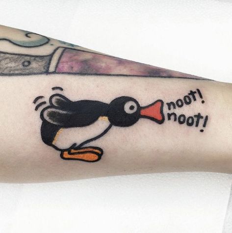 Pingu Tattoo Ideas, Retro Cartoon Tattoos, Pingu Drawing, Pingu Tattoo, Cute Cartoon Tattoos, Cartoon Tattoos For Men, Fnaf Tattoo Ideas, Leg Tattoos Ideas, Tattoos Cartoon