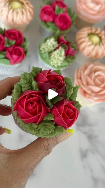 Buttercream Roses Tutorial, Petal Cupcakes, Rose Petal Cake, How To Pipe Roses, Piping Buttercream, Cupcake Piping, Cupcake Tutorial, Buttercream Roses, Floral Cupcakes