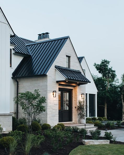 Instagram House Addition, Black Roof, Casa Country, Casas Coloniales, Modern Farmhouse Exterior, Casa Exterior, Big House, Modern Cottage, Farmhouse Exterior