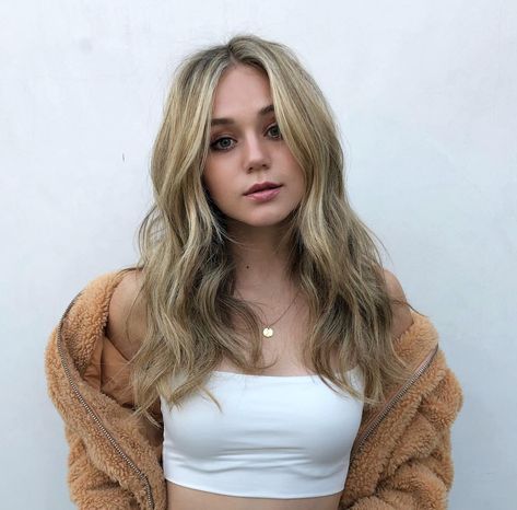 Brec Bassinger, Sara Underwood, Stephanie Brown, American Actress, The Incredibles, Actresses, Long Hair Styles, Celebrities, Hair Styles