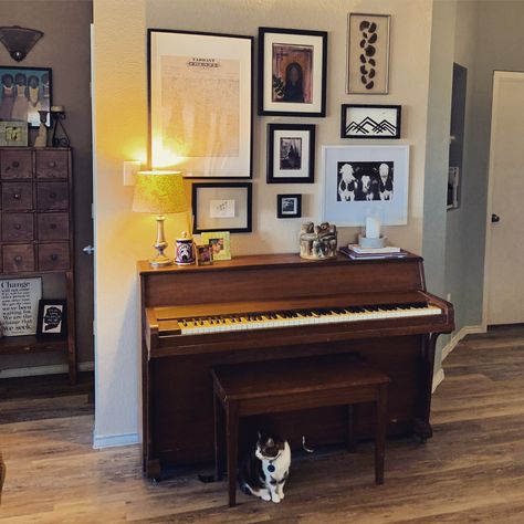 Pictures Above Piano, Piano Gallery Wall, Gallery Wall Above Piano, Apartment Piano, Small Piano Room, Piano Room Ideas, Upright Piano Decor, Piano Wall Decor, Wall Piano