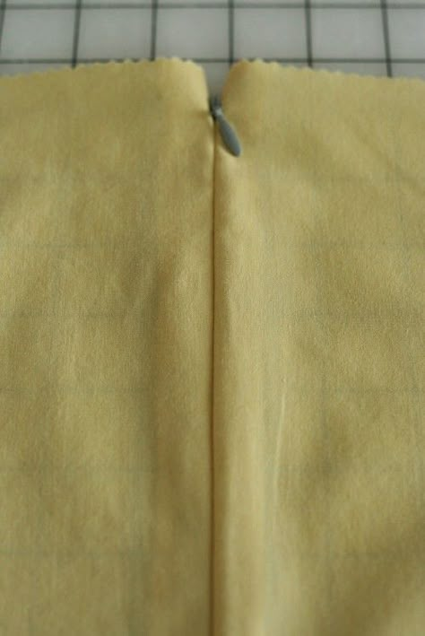 Just used this tutorial to sew an invisible zipper for the first time, it worked perfectly Sewing Zippers, Zipper Tutorial, Sew Zipper, Sewing Tricks, Sewing 101, Sewing Tips And Tricks, Sew Ins, Sewing Class, Sewing Lessons