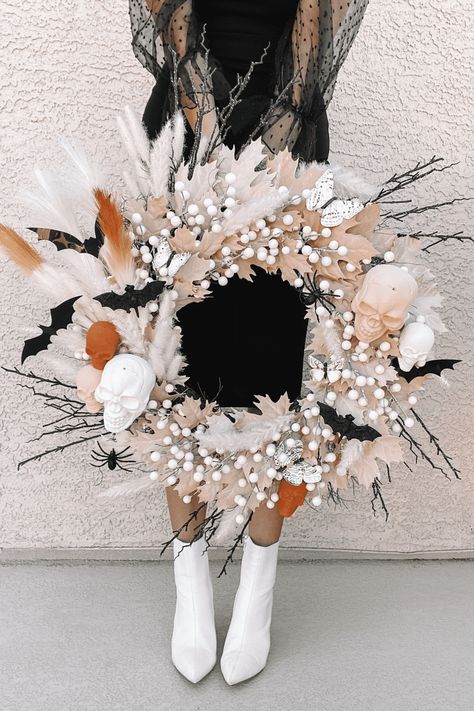 Diy Boho Halloween Wreath, Fun Wreath Ideas, Modern Halloween Wreath, Diy Wreath Halloween, Haloween Wreathes, Outdoor Festival Decor, Non Spooky Halloween Decor, Halloween Neutral Decor, Fall Boho Wreath