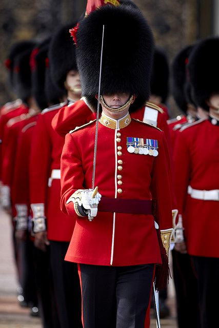 Guards at Buckingham Palace, London, England, UK. Unfortunately, the changing of the guard did not happen in the time slot we were there. But there was a guard on duty. Buckingham Palace London, Kentish Town, Style Anglais, Palace London, Living In London, Voyage Europe, England And Scotland, London Town, Visit London