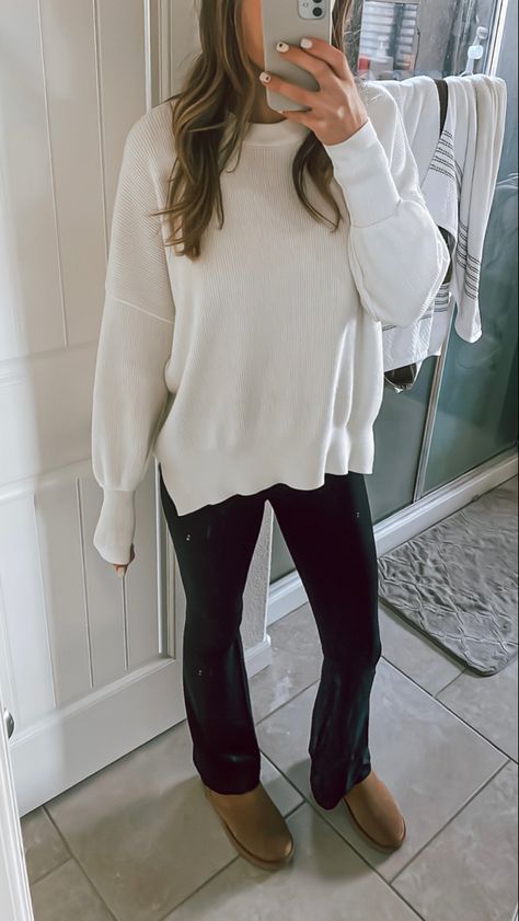 Flare Legging Work Outfit, Sweater And Leggings Outfit Winter, Flare Leggings Outfit Casual, Flared Leggings Outfit Spring, Wfh Fits, Flare Leggings Outfit Winter, Leggings Work Outfit, Flare Leggings Outfit, Leggings Outfit Spring